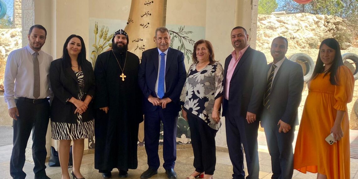 وفد اللجنة الرئاسية العليا لمتابعة شؤون الكنائس في فلسطين خلال زيارته مدرسة مار افرام للسريان الأرثوذكس 